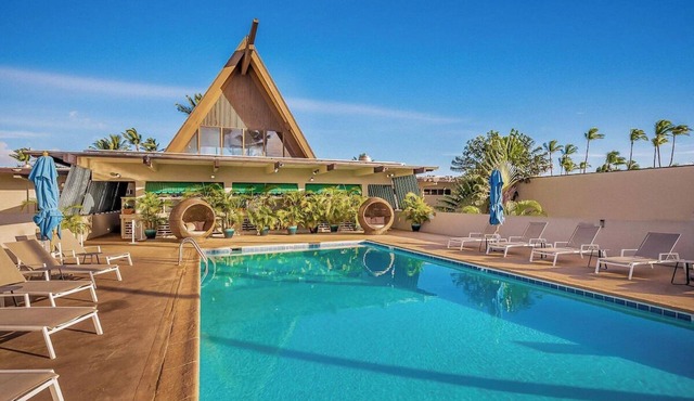Indulge in Home-Like Comfort! 3 Comfortable Units, Outdoor Pool, Oceanfront!