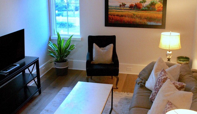 Ion spacious above garage apartment in quiet neighborhood. High ceilings!
