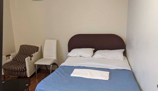 Junior Studio Apartment in Downtown Toronto in Toronto