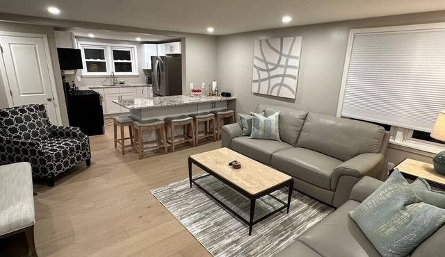 King on-suite 4 Bedroom 3 Bath House Near Stadium