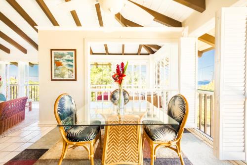 King Palm Ocean views King bed walk to beach Free WIFI parking BBQ