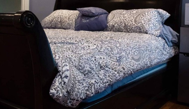King size bed on quiet wooded property, near 485 in Mint Hill