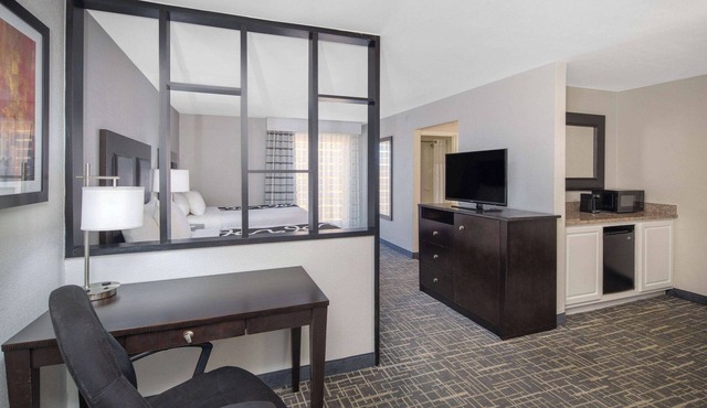 La Quinta Inn & Suites by Wyndham Atlanta Airport South