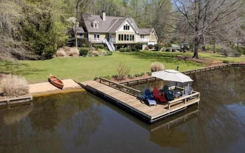 Lake Days Getaway - Lakeside Family Escape Near Hillsborough