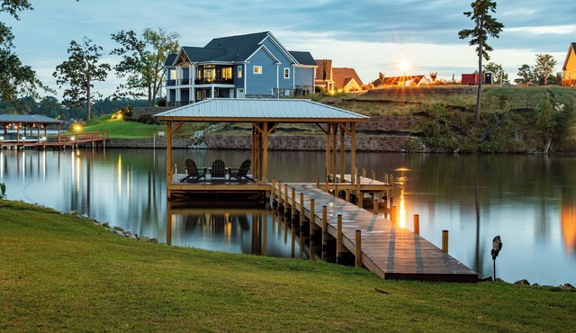 Lake front/kayaks/private dock/firepit/game room w/pool table/sleeps up to 14