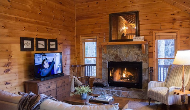 Lake Hideaway - Lake and Mountain Views, Private Dock, Fishing, Canoeing