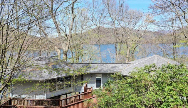 Lake Nantahala Lakefront Treehouse with private dock and hot tub.