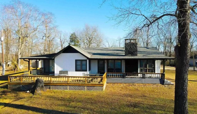 Lake Norfork view & access in a spacious oasis, sleeps 14, near Mountain Home! in Henderson