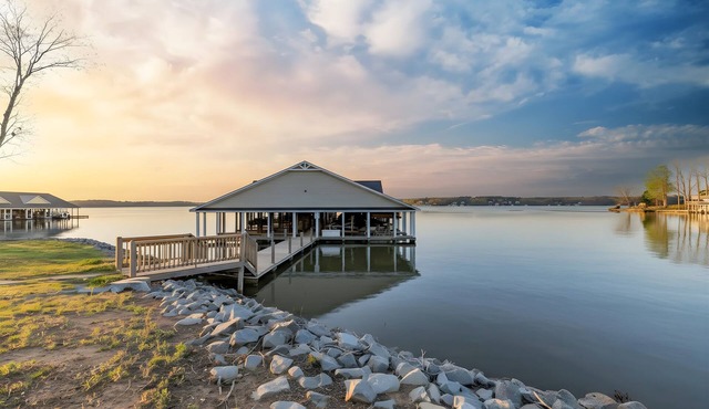 Lakefront! 4BR, Deep Slip, Pool, Beach, Elevator