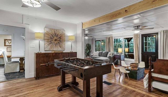 Lakefront cabin with sweeping views of Caddo Lake, lakeside to the pier and kayaks, plus a foosball table for fun downtime.