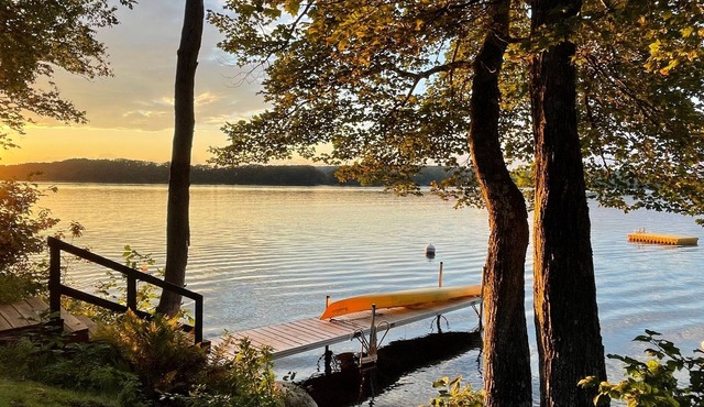 Lakefront Cottage 3BR Mid Maine, China Lake, Belgrade close to coast, wifi