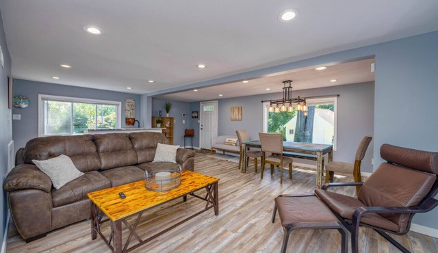 Lakefront Escape With Hot Tub & Modern Comforts in Mentor-on-the-Lake