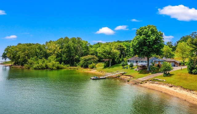 Lakefront Oasis- Steps to Water- Private Boat Ramp in Dandridge
