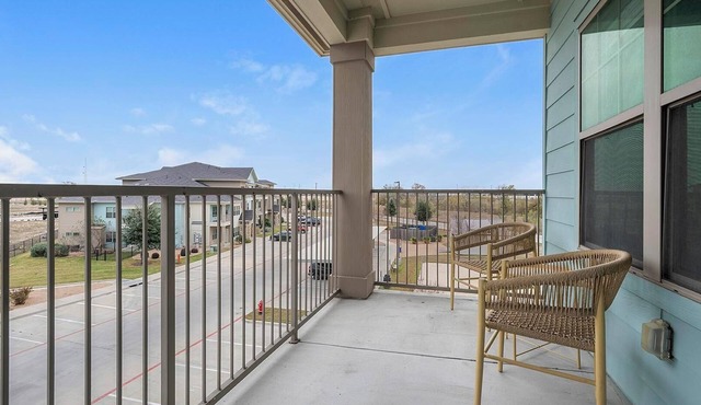 Landing | Modern 1BD, Gym, Pool in Lockhart