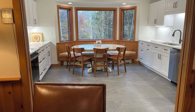 Large Slope-side 4-bedroom Forest Cottage unit in Bretton Woods. in Carroll