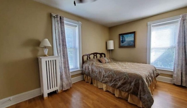 Large Suite 2 beds plus Murphy full, Victorian Farm Style, Downtown Plainfieldn