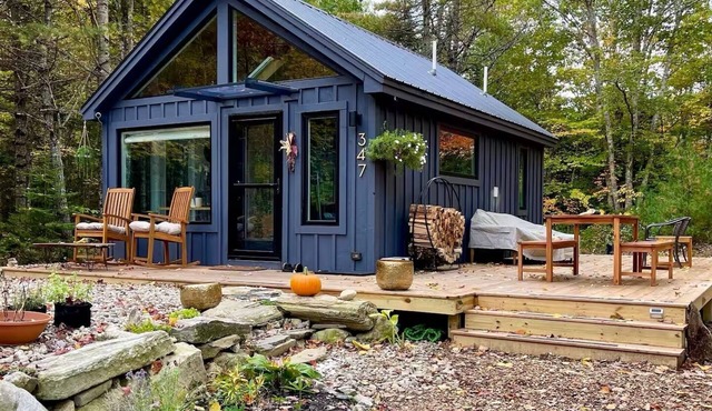 Little Apple Cabin with Wood Stove, King Bed & 5 Private Wooded Acres in Appleton