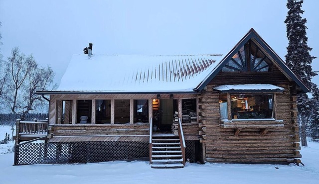 Log Cabin with Mountains and Lake View, enjoy relaxing in the hot tub