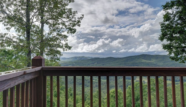Long-Range Mountain Views All Rooms! Bedding for 8! Wi-Fi, Ping-Pong & X-Box!