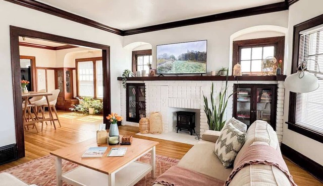 Look no further in Lakewood! 2bed 1bath Central AC