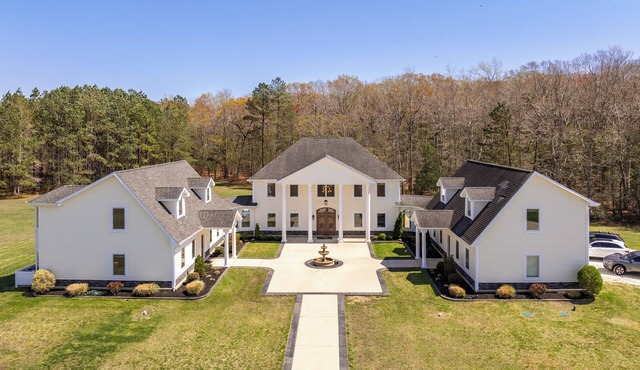 Lux Farmhouse! Sleeps 17-Game Room-Gym-Fire Pit-BBQ
