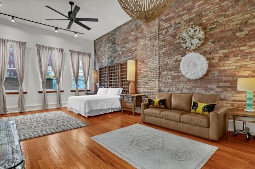Luxe 220 Suite 4