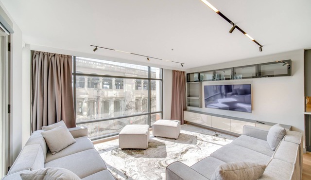 Luxe High-Rise 2 Mi to Dtwn Cleveland: WFH Ready!