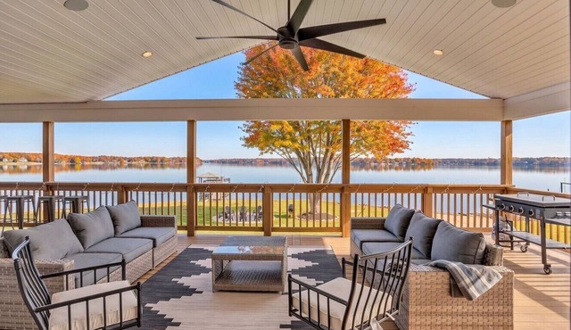 Luxe Lakefront Private Getaway on Lake Norman!