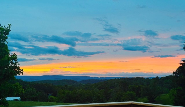 Luxury Home w/private Pool, Mt Views, 85” Roku Movie Room, Arcade, & King Bed! in Talbott