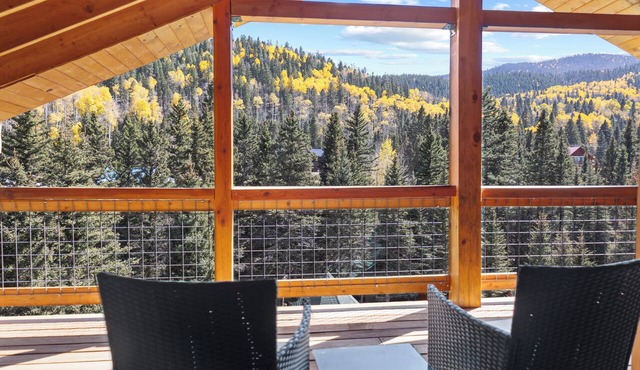 "Luxury Riverfront Cabin "Moe's Riverside Lodge" Pool Table-AC-On the River-Pet Friendly in Red River