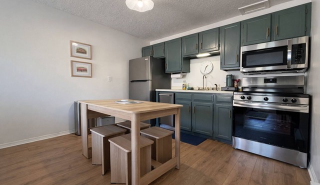 Main St. Studio - Walk to Lifts, Dining, and Shopping in Red River
