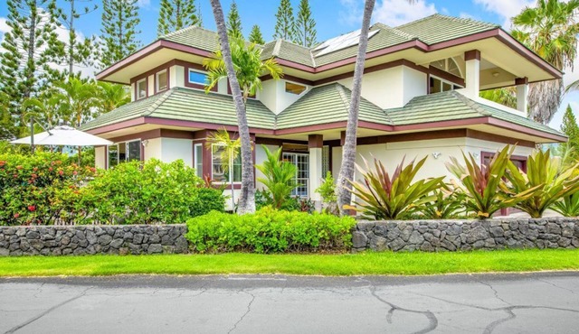 Manta Ray Manor - Oceanfront Gated Community, short walk to beach and town.