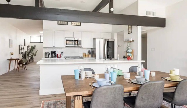 MID CENTURY OASIS – 3BR&2BA – POOL.