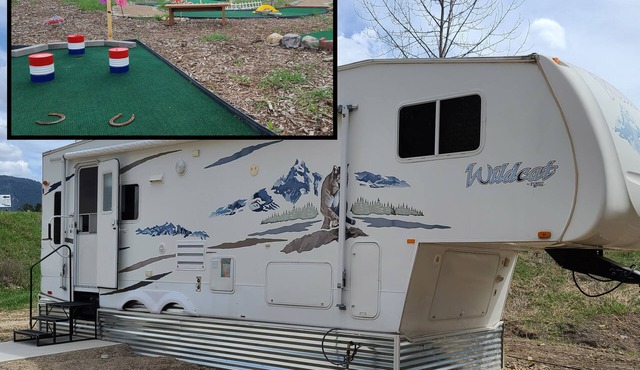 Minigolf Course COUGAR Camper - Hot Tub - AC - Furnace - Fully Furnished in Saint Regis