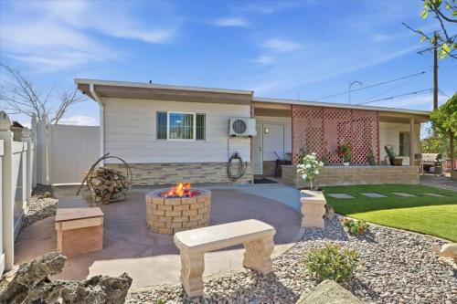 Modern 1BR Retreat with BBQ & Fire Pit - Near Downtown