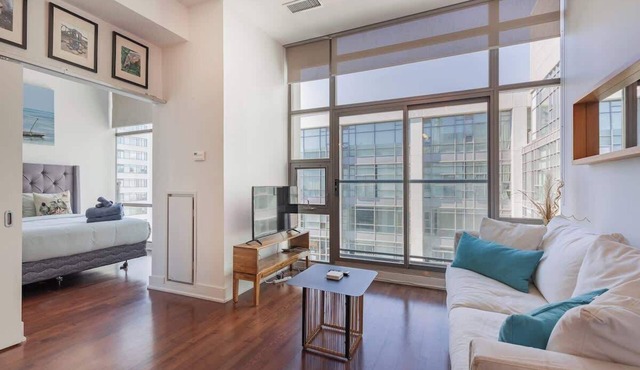 Modern 1BR Waterfront Condo near Downtown in Toronto