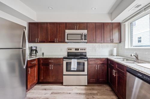 Modern 2BR Big City Feel | Pets+, Parking+