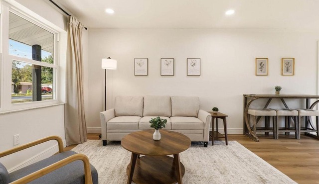 Modern 4BR Retreat | Near Lakeland & Legoland