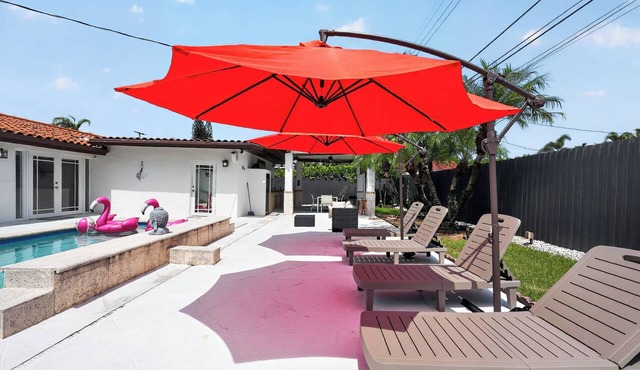 Modern 4BR- Stunning Pool- Parking- Backyard- in Miami