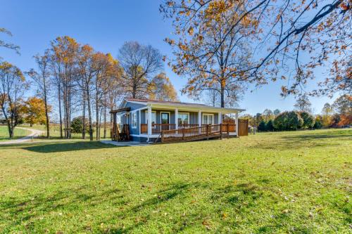 Modern Clarkesville Cottage w/Decks & Patio! in Lakemont