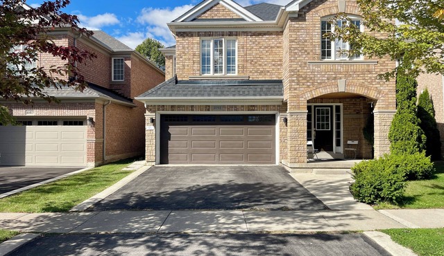 Modern Cozy Basement Apartment with parking. 5 min to 401/GO Station in Milton