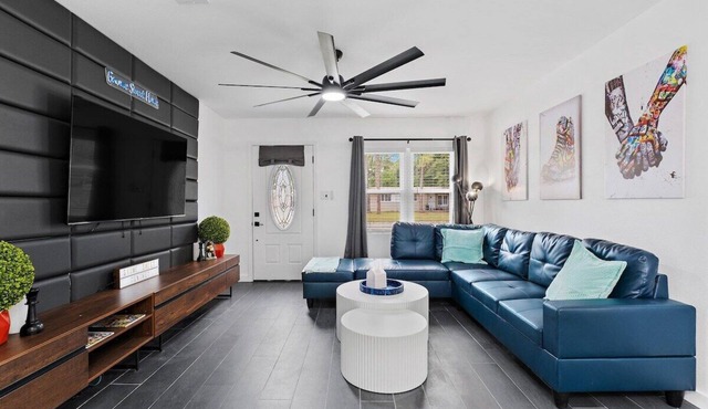 Modern Design 3 bed 2 bath * Dog Friendly * 3 Miles to Downtown in Pensacola