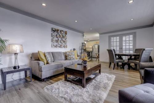 Modern Downtown 2 Bed 2 Bath Near Aquarium