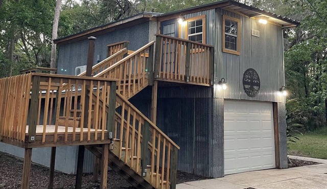 Modern Farmhouse Studio - Queen Bed - 1 Acre in Lithia