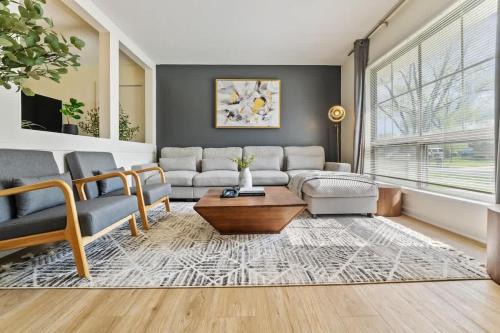 Modern Farmhouse w King Bed Near Shopping