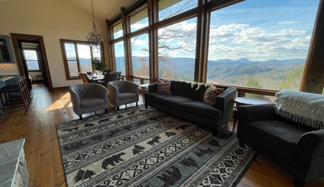 Modern Mountain Getaway, Hot Tub, Pet Friendly, WiFi, Long Range Sunset Views