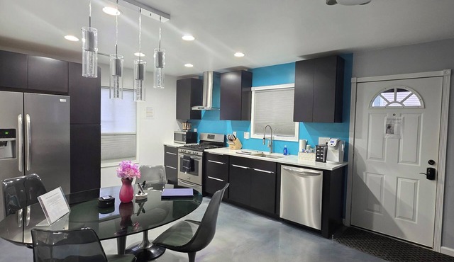 Modern/Retro 2br Condo by Exceptional Stays in High Point