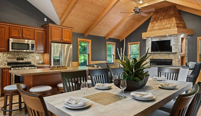 Modern, secluded luxury cabin near Castle Rock & Petenwell Lakes + Wisc. Dells