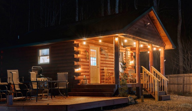 Moonlight Ridge - a wonderful little log cabin on 4 wooded acres