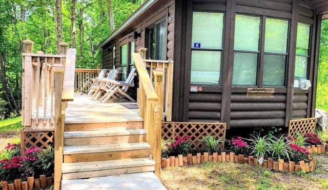 MOUNTAIN BEAR WITH US RETREATS,2BEDS + LOFT / 2 BATHS , AC/TV/***NEW*** MOUNTAIN VIEWS! PETS!